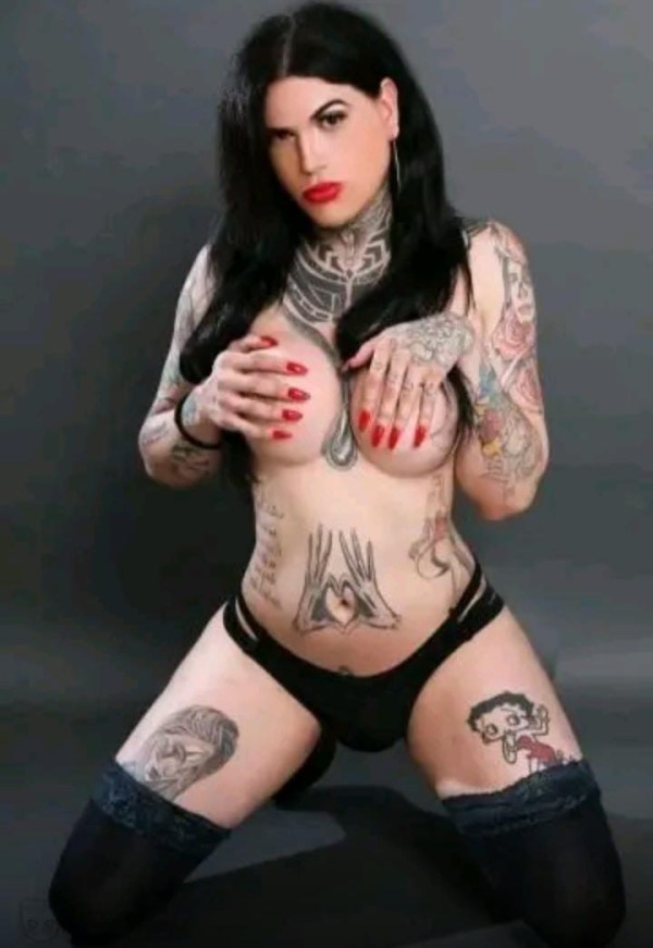 DAKOTA alta tatuada todo grande en mi jaja