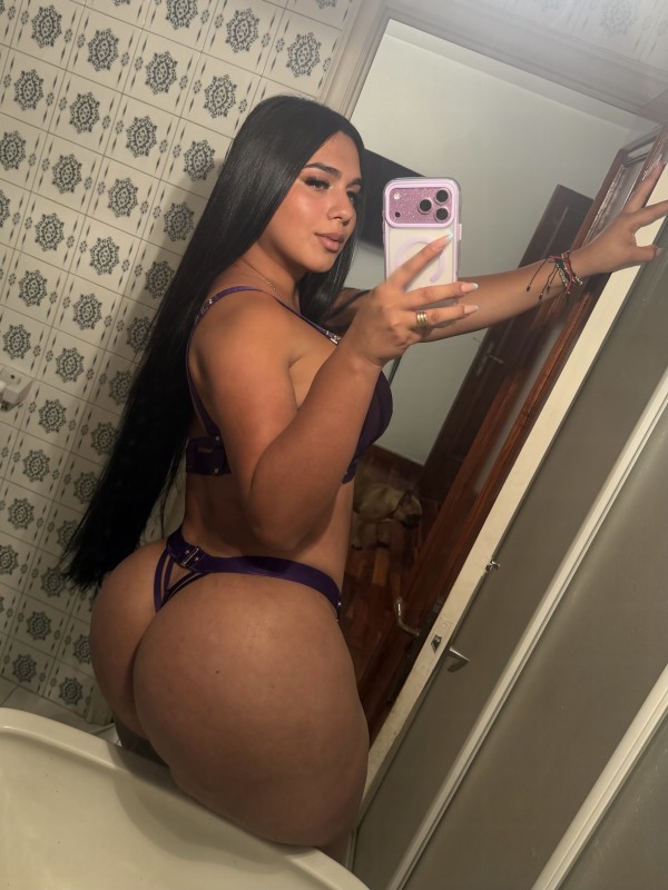 Hermosa y femenina trans colombiana dispuesta a todo