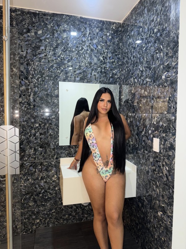 Hermosa y femenina trans colombiana dispuesta a todo