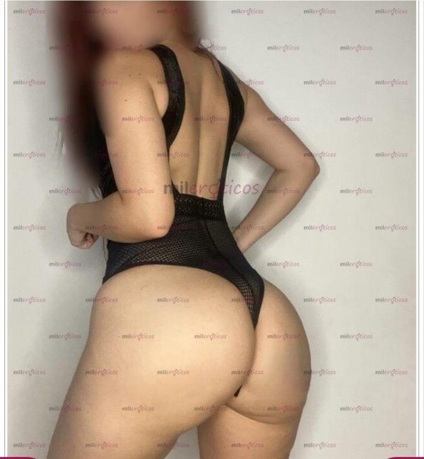 Una chica latina cariñosa fiestera