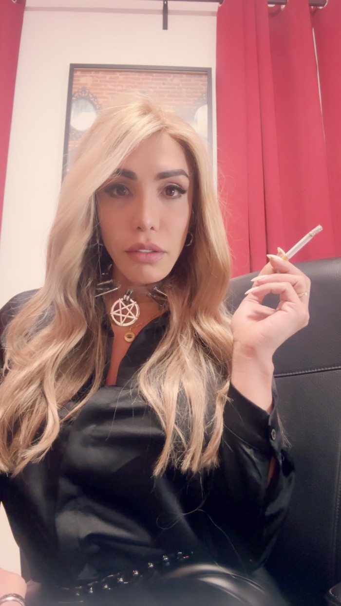 Dueña y Sra de cada uno de sus deseos más perverso