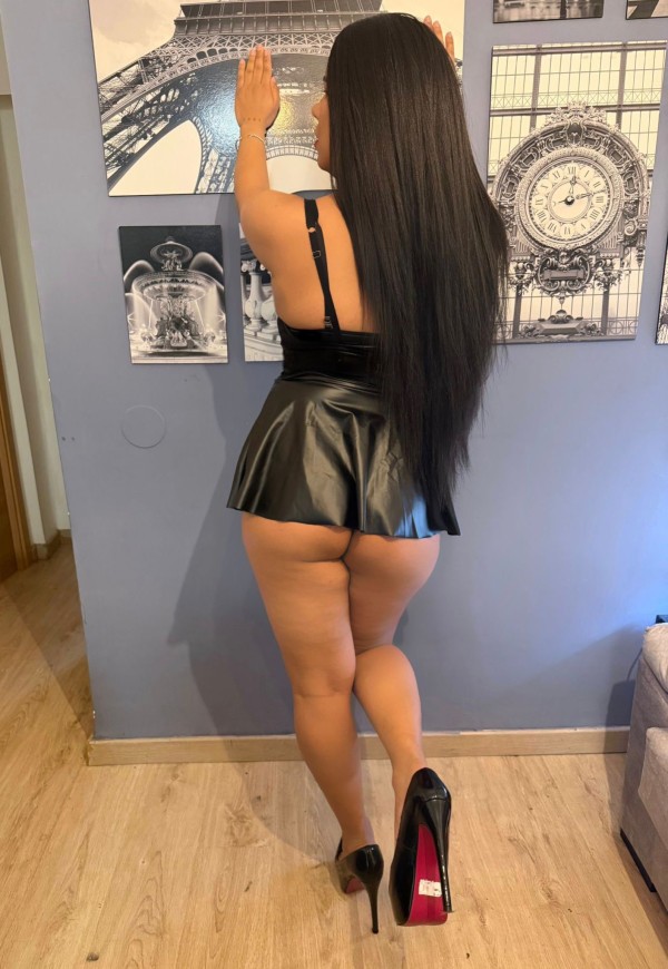 TRANS MORENAZA CON UN CULO ESPECTACULAR FIESTERA A TOPE