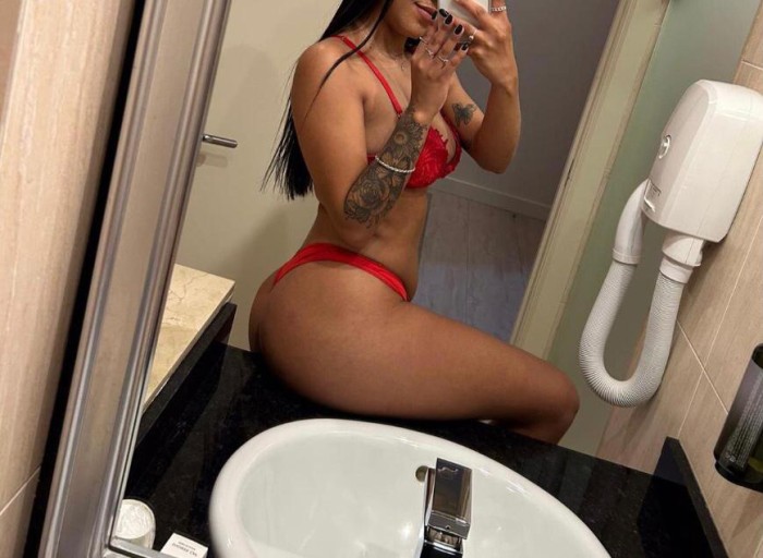 Iza brasileña 20 años jovencita calientes fiestera viciosa en manresa