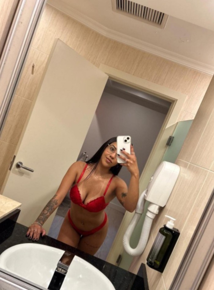 Iza brasileña 20 años jovencita calientes fiestera viciosa en manresa