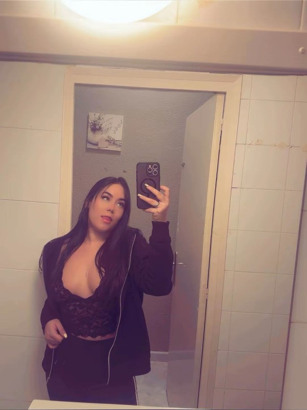 ALISON  venezolana MUY COMPLETA ,,EN CORNELLA