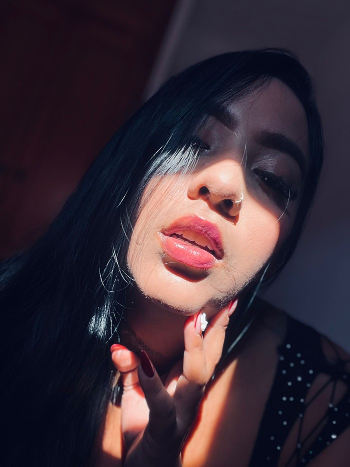 MORENA BIEN GUARRA Y FIESTERA CON GANAS DE CHUPAR