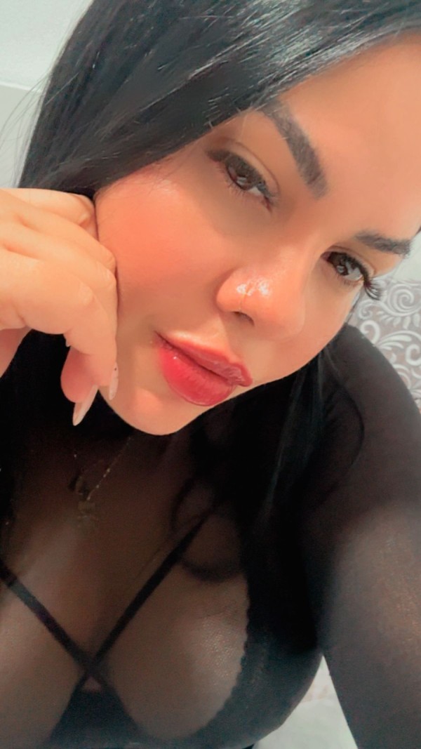 Hola mis amores soy una hermosísima jovencita brasileña recién llegada a A