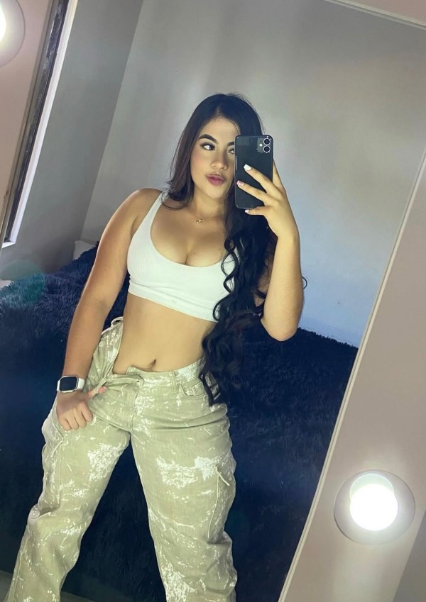 Una auténtica belleza tropical encantadora implica tudela tudela