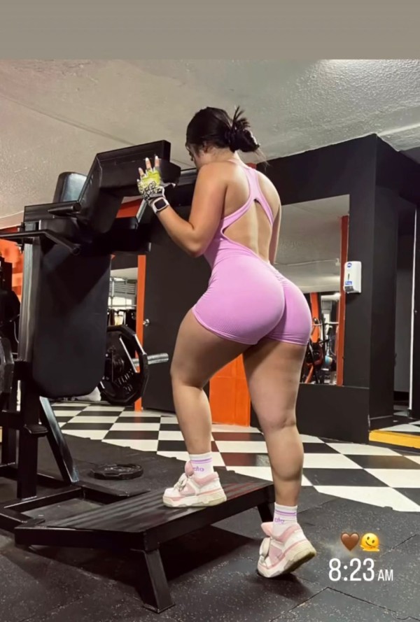 Una auténtica belleza tropical encantadora implica tudela tudela