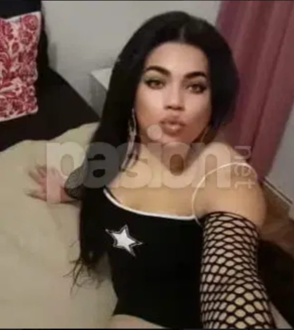 TRAVESTI DIANA DUEGO EN LA CAMA