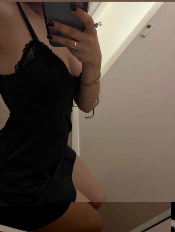 MUÑECA HERMOSA LISTA PARA TI EN LA CAMA