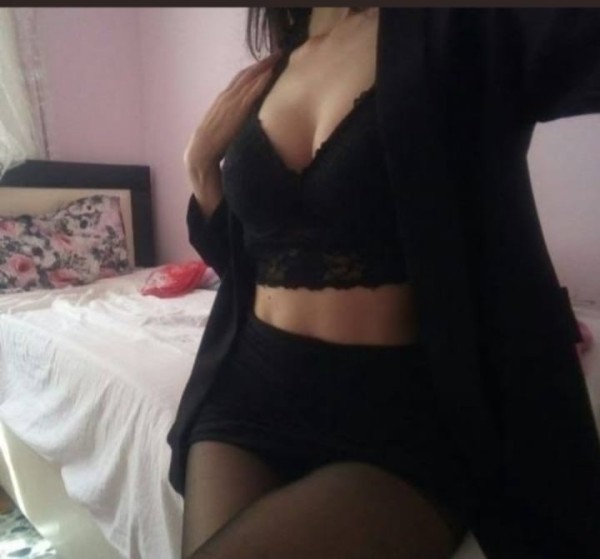 MUÑECA HERMOSA LISTA PARA TI EN LA CAMA