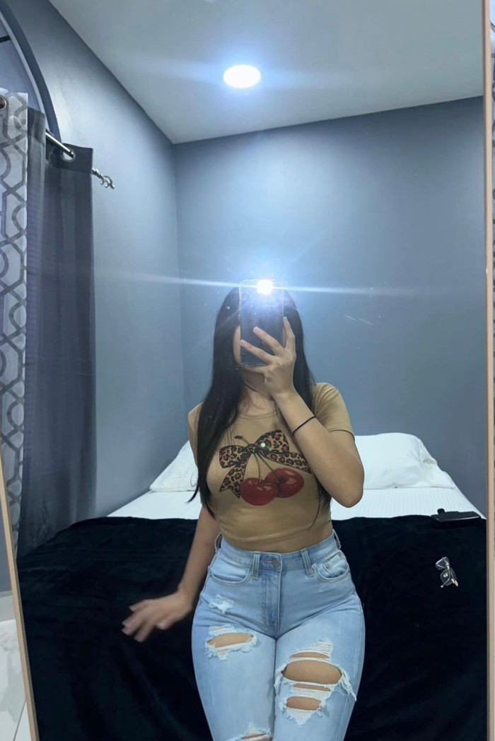 Joven decidida de belleza encantadora.