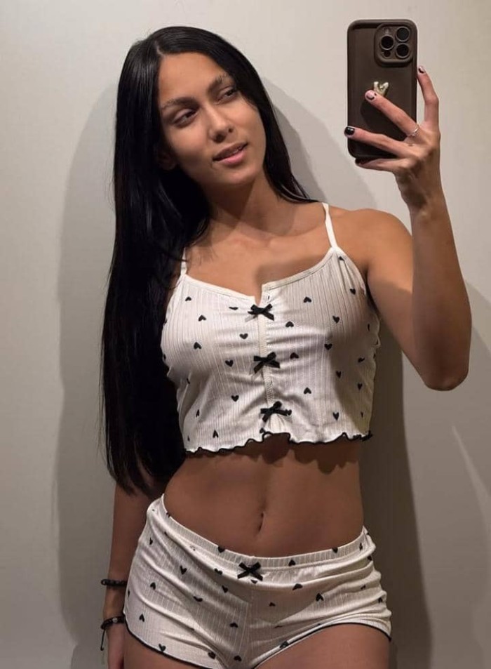 Delgada COÑITO APRETADO CUMPLIDORA de fantasías