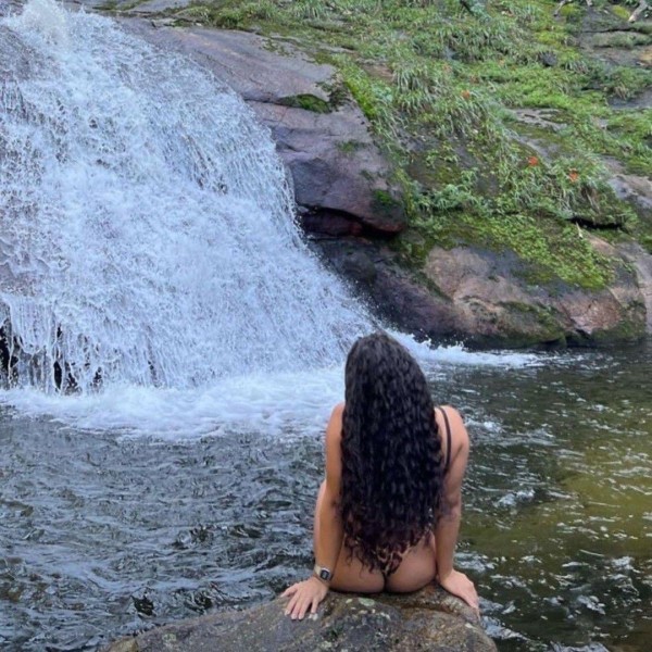 Luz chica trans de alto estándars, discreta.