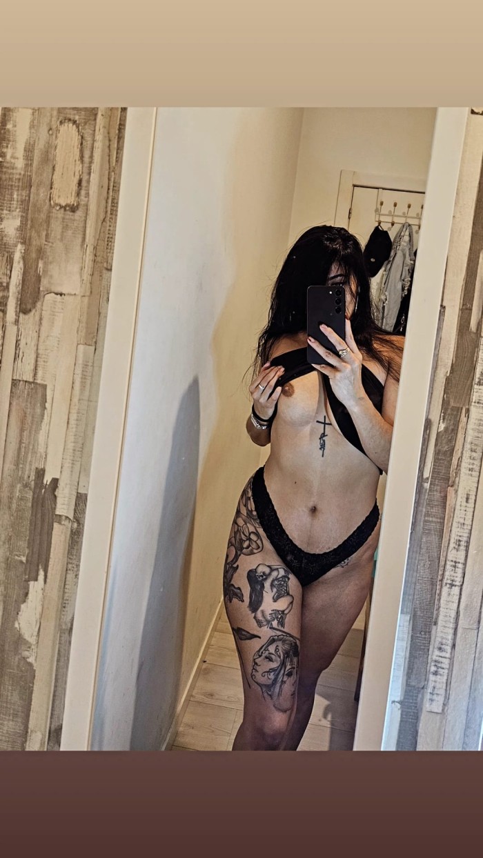 VEN Y ROZA TU POLLA POR MI CHOCHO CALIENTE