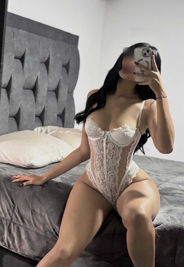 EN TORREVIEJA – COLOMBIANA DE LUJO EXPLOSIVA Y JUGUETONA