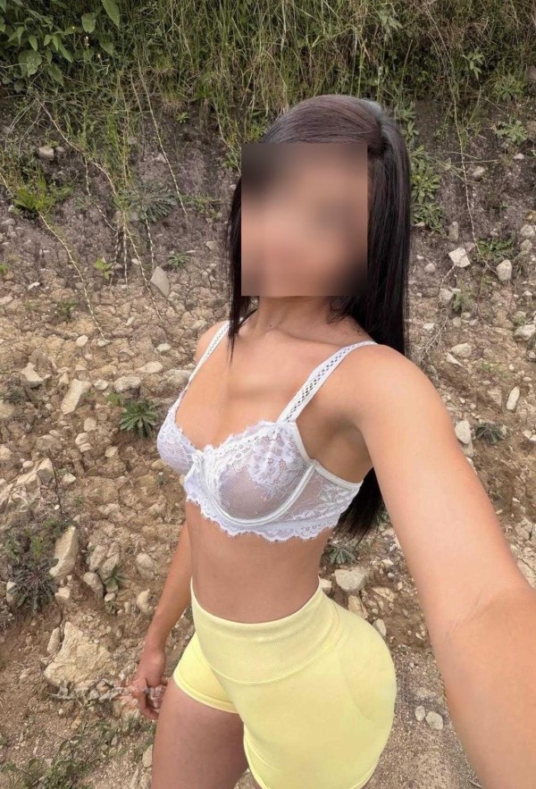 EN TORREVIEJA – COLOMBIANA DE LUJO EXPLOSIVA Y JUGUETONA