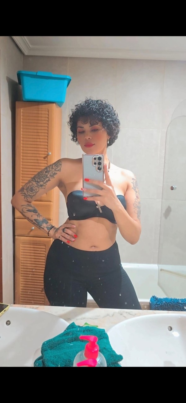 HOLA SOY DANIELA COLOMBIANA