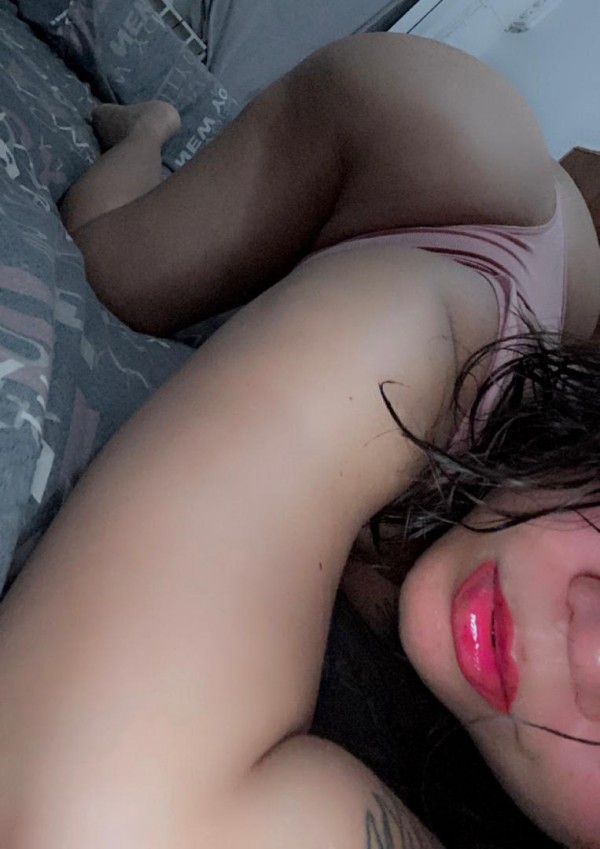 Latina muy cachonda y complaciente