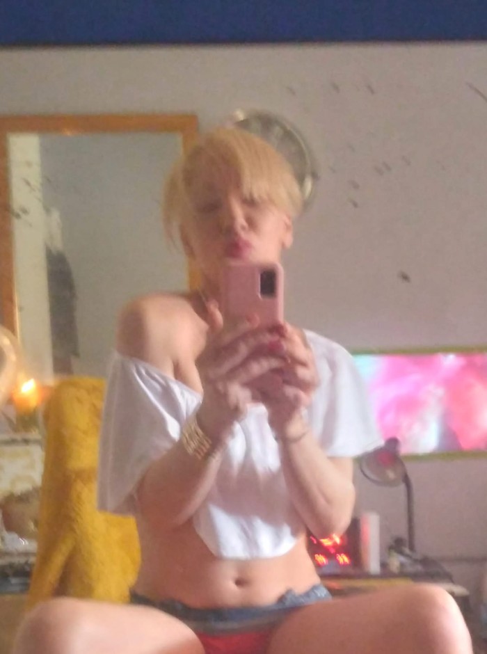 Carita de ángel con extra entre las piernas trans