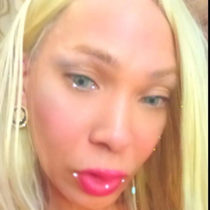 Carita de ángel con extra entre las piernas trans