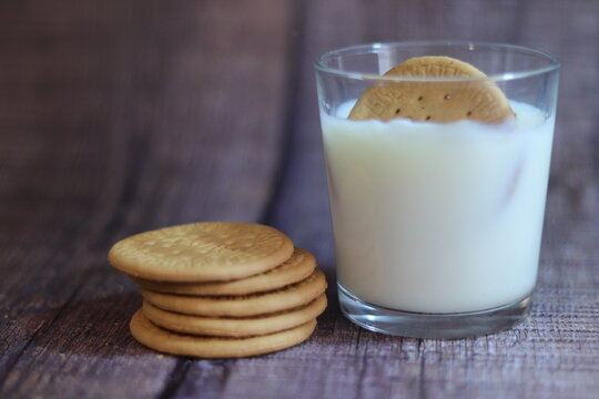 LECHE CON GALLETAS… ama de casa te espera
