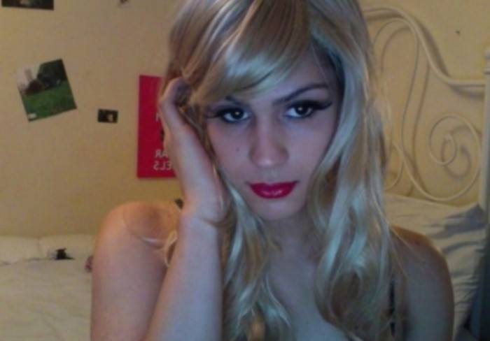 Rubita cachonda con mucho aguante y feminina