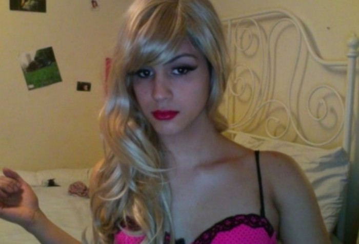 Rubita cachonda con mucho aguante y feminina