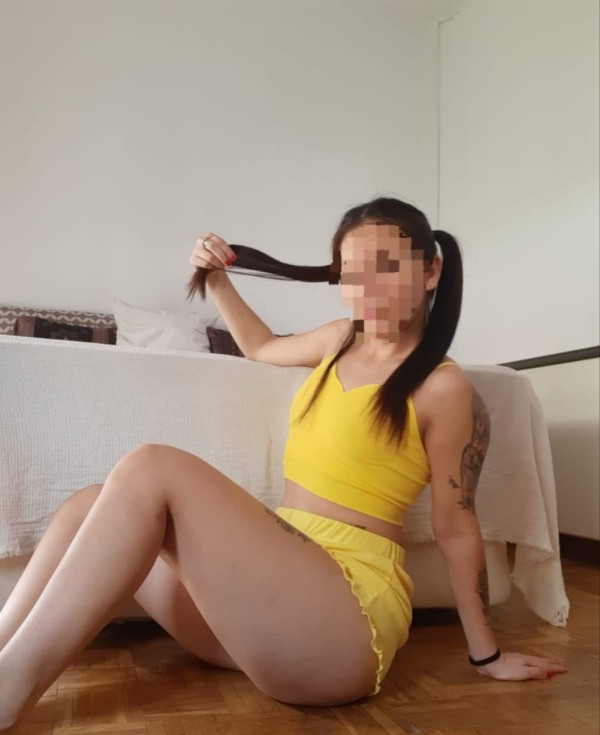 Implicada cariñosa fiestera