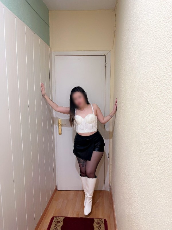 Implicada cariñosa fiestera