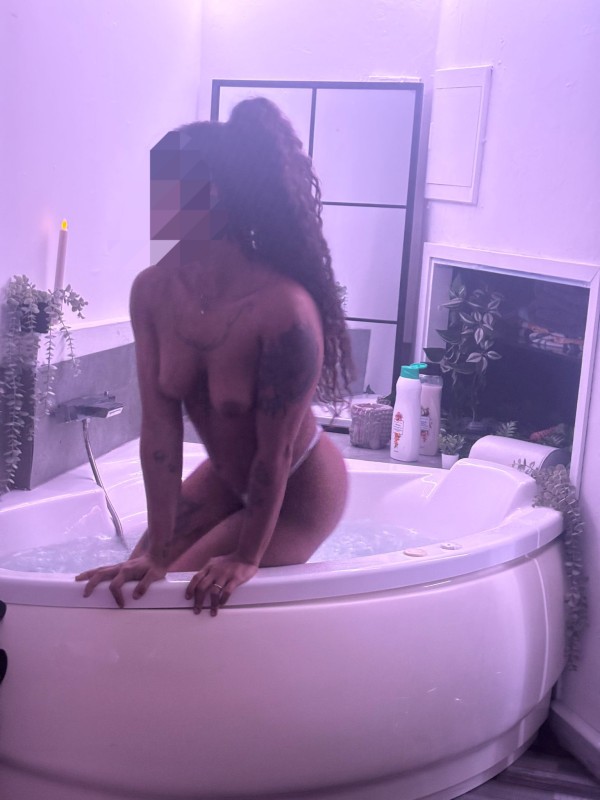 MASAJE CUERPO A CUERPO BAJO EL AGUA
