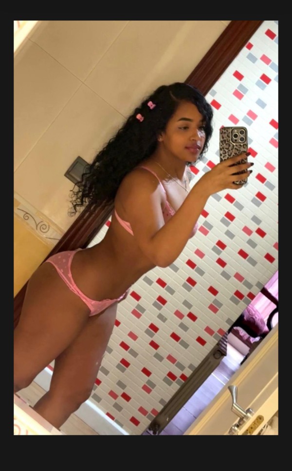 Lina jovencita ambrienta de placer