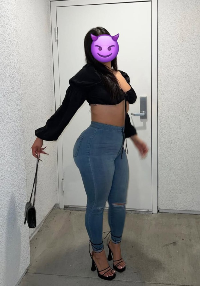 JOVENCITA PÍCARA Y VOLUPTUOSA