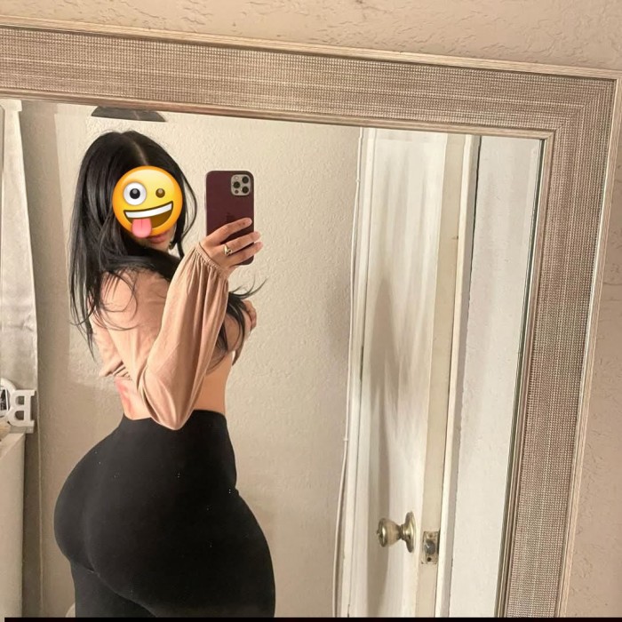 JOVENCITA PÍCARA Y VOLUPTUOSA