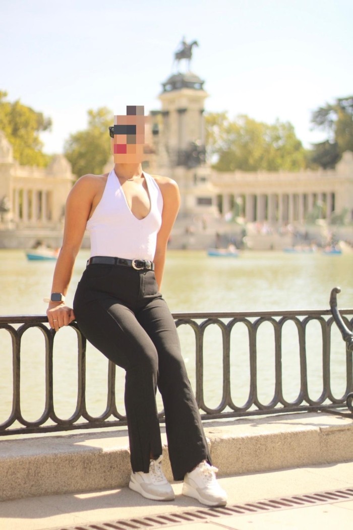 Latina muy guapa solo salidas 24 horas