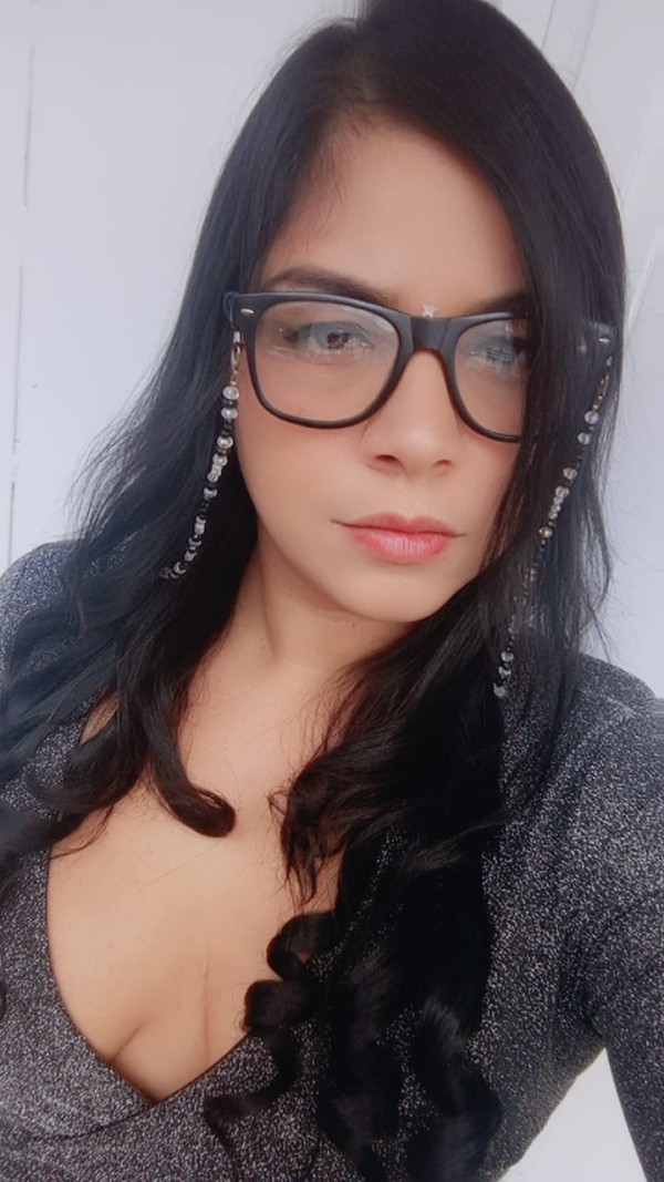 Jovencita cachonda Latina cariñosa fiestera