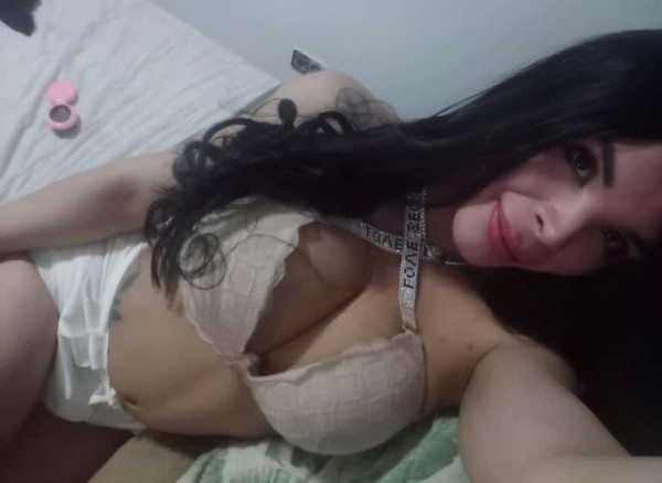 Fiestera Putita trans en lencería. Chica de fuego
