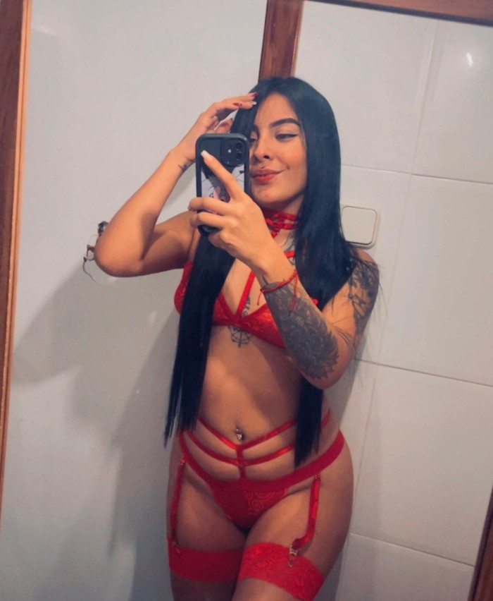 Divertida complacente cariñosa y fiestera