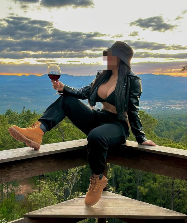 SONRISAS LLENAS DE DULZURA Y UN TOQUE DE MISTERIO