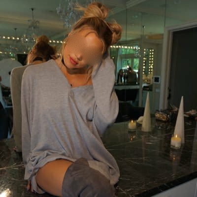 Novedad rubia delgada buenas tetas