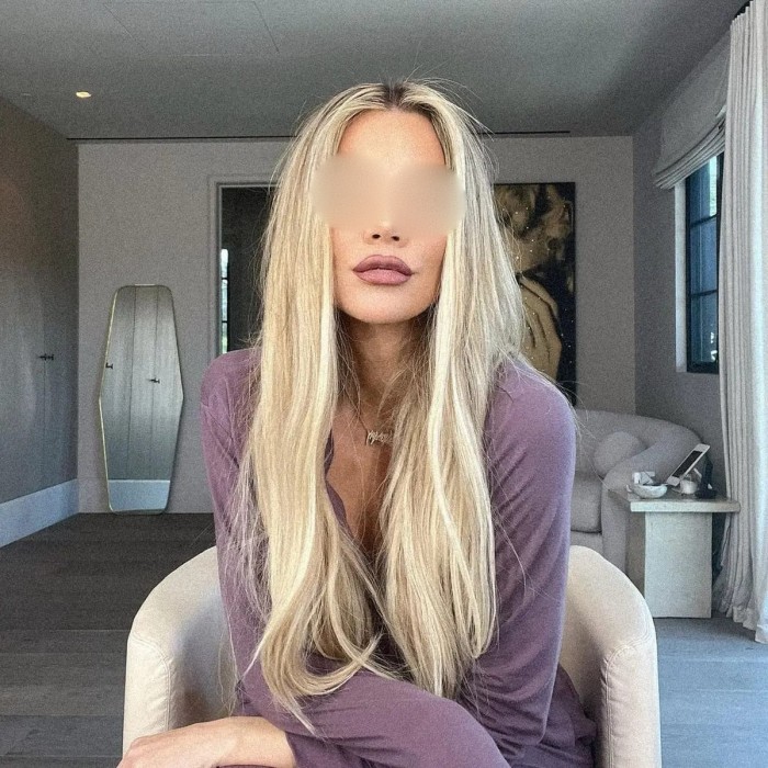 Novedad rubia delgada buenas tetas