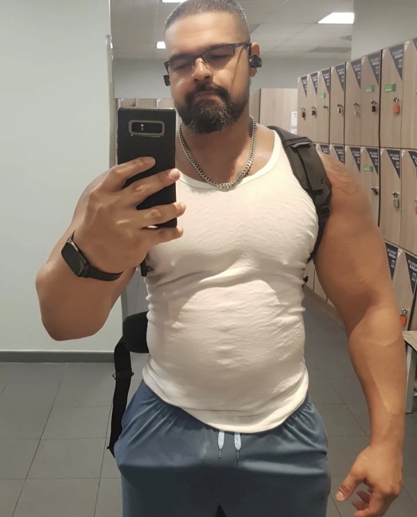 NOVEDAD EN VALENCIA- JOSÉ LUIS SOY UN HOMBRE GRANDE MUSCULOSO..