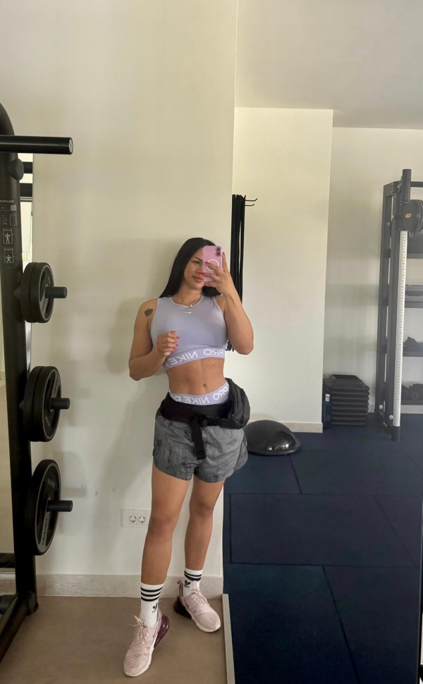 Kynasha mulata femenina experta en chicos sin Experiencia en marbella