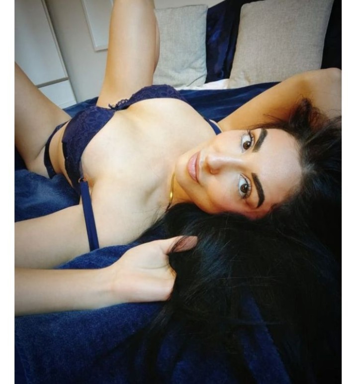 Nena sumisa y obediente