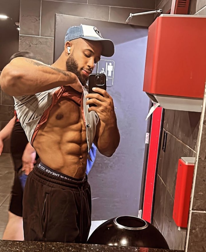 QUIERES TENER ESTE MORENAZO QUE ESPERAS ?