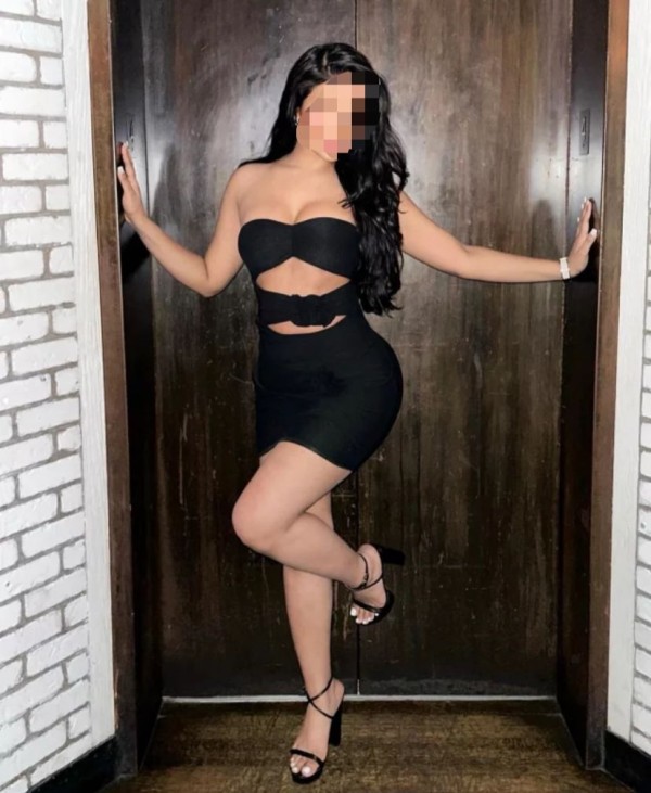 SOMOS 2 AMIGUITAS .. CON CURVAS DE INFARTO