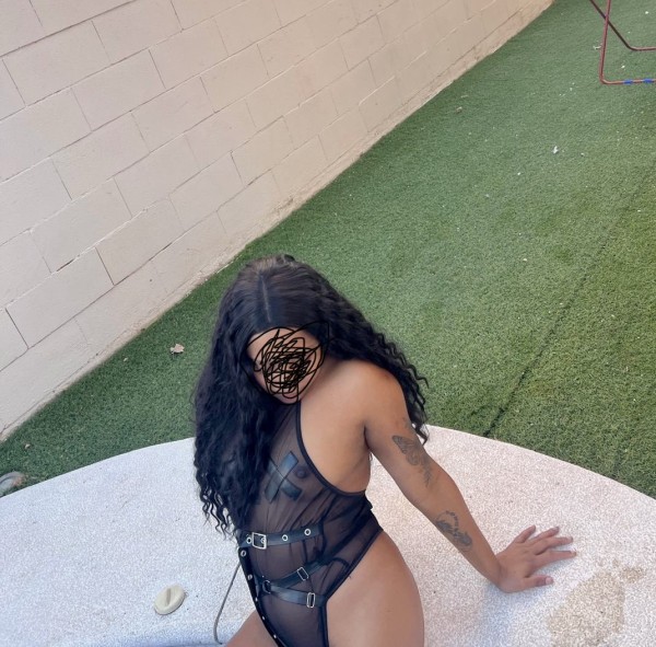 Me gusta jugar con tu leche en mi boca