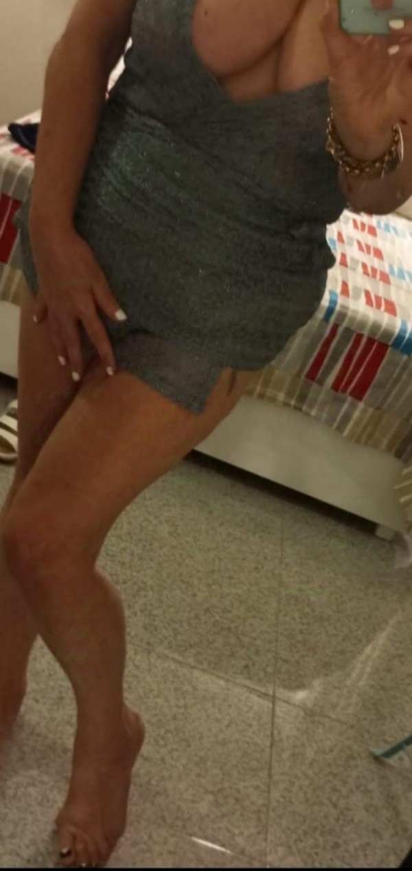 Andrea madurita encantadora mesa y López