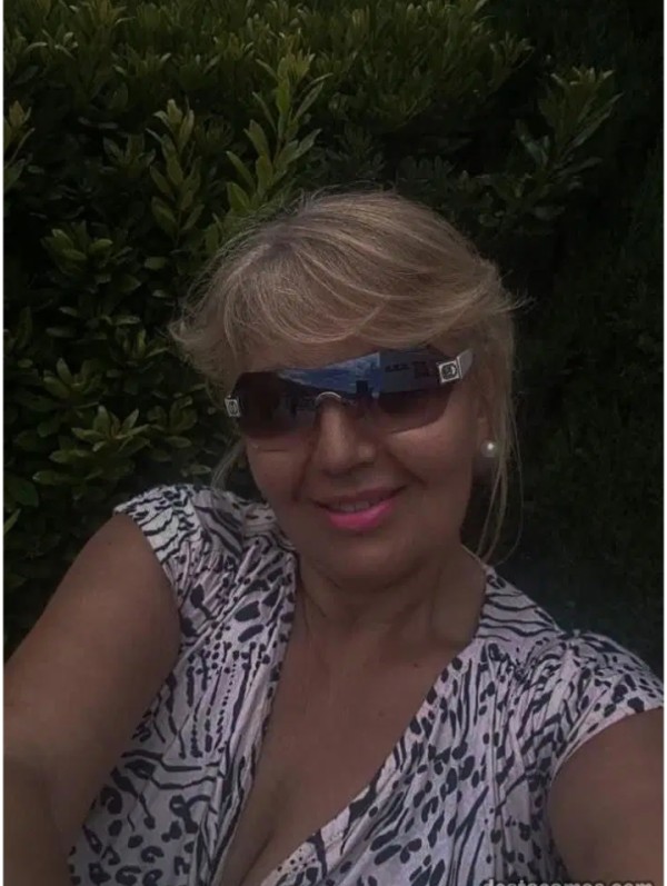 Andrea madurita encantadora mesa y López